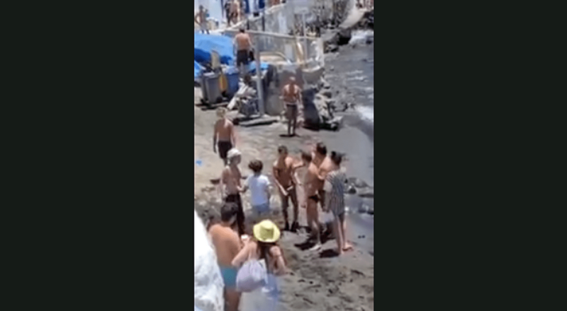 Imagen de la riña en la cala teldense / Canarias7 - Saulo González